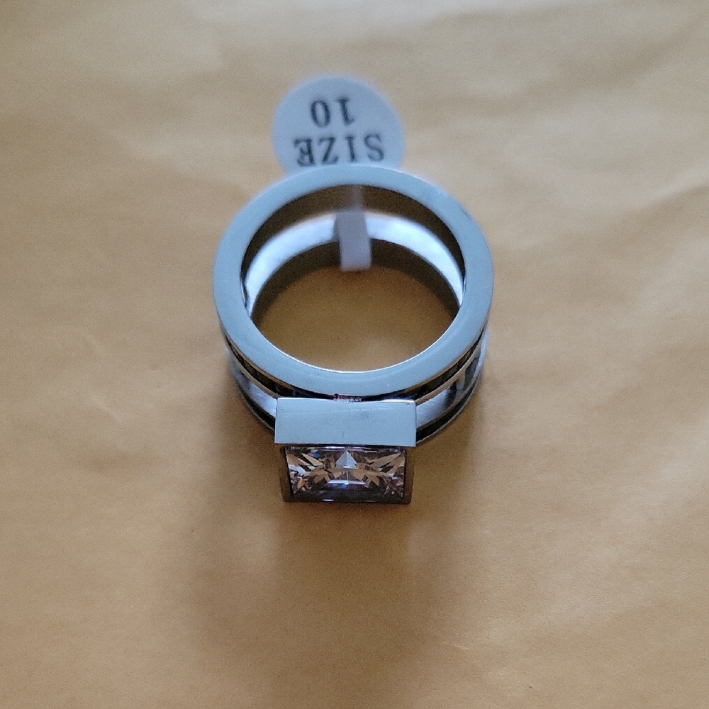 Sophisticated Silver Band with Clear Gemstone